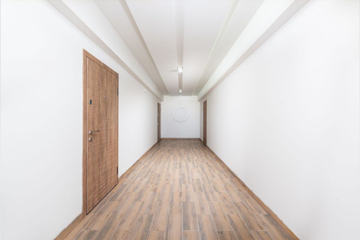 Daylight in the entry of the suite, with the waiting chairs and a low table